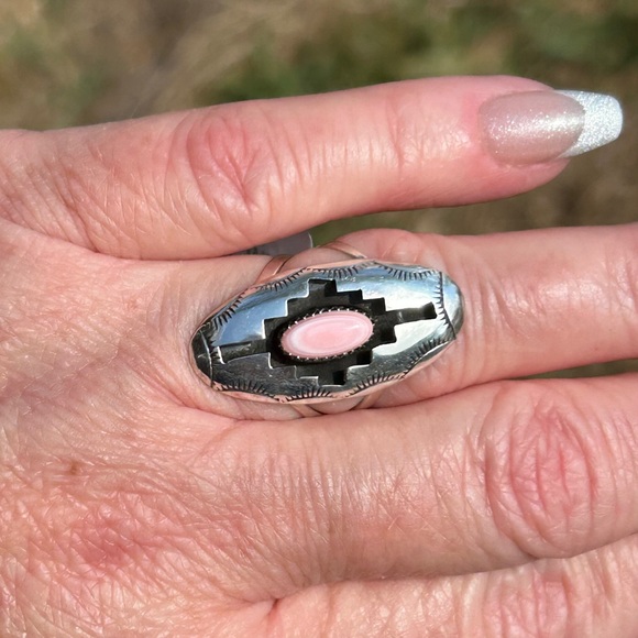 Navajo Made Sterling Silver Queen Conch Shadow Box Ring - Picture 2 of 13